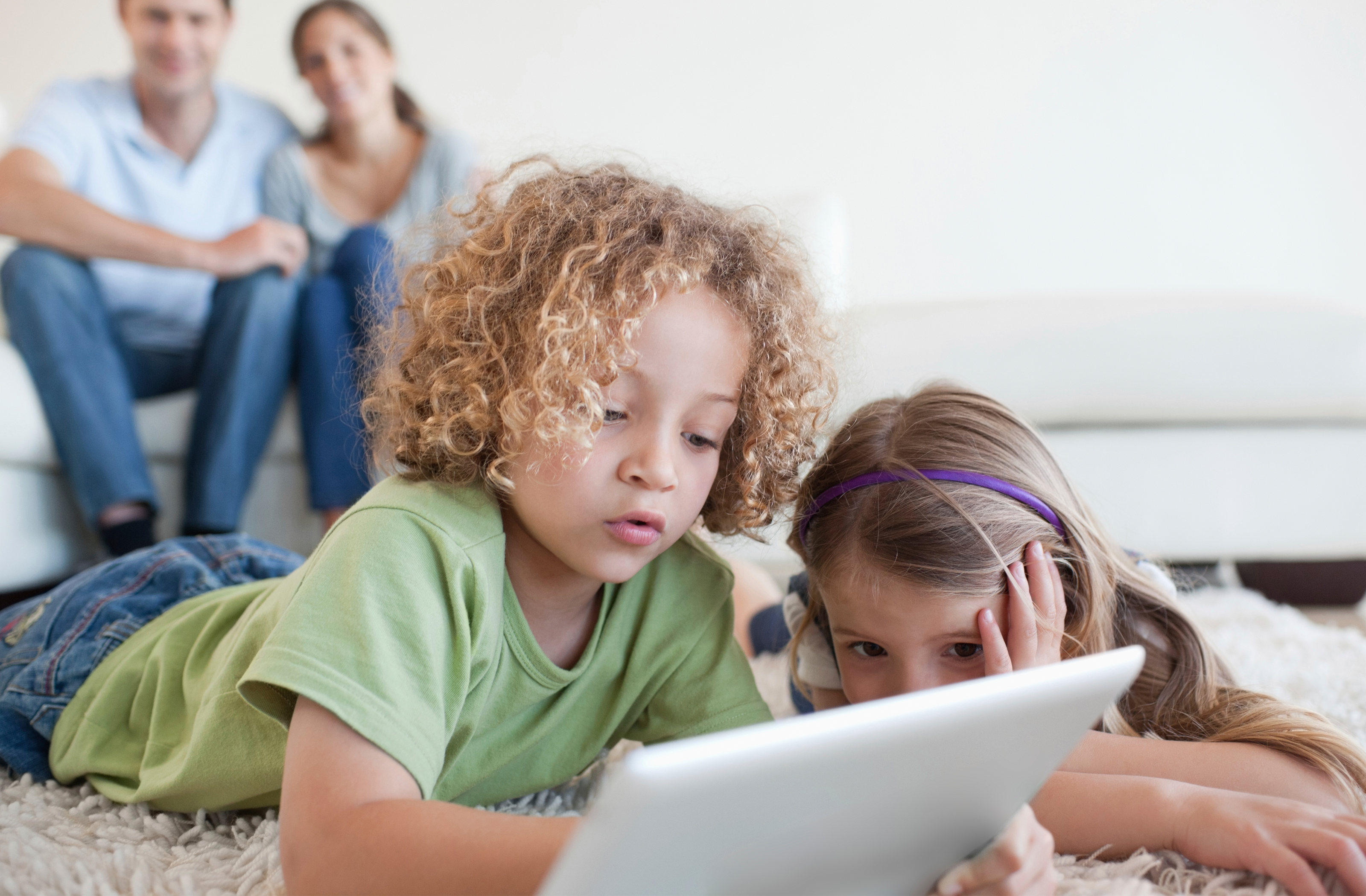 Parents control. Детям об интернете. Ребенок с родителями и гаджетом. Дети без интернета. Родители и дети в интернете.